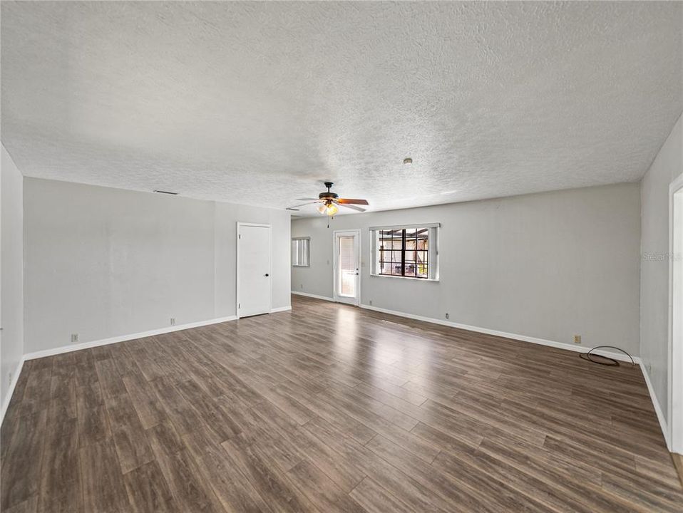 For Sale: $549,900 (3 beds, 3 baths, 2398 Square Feet)