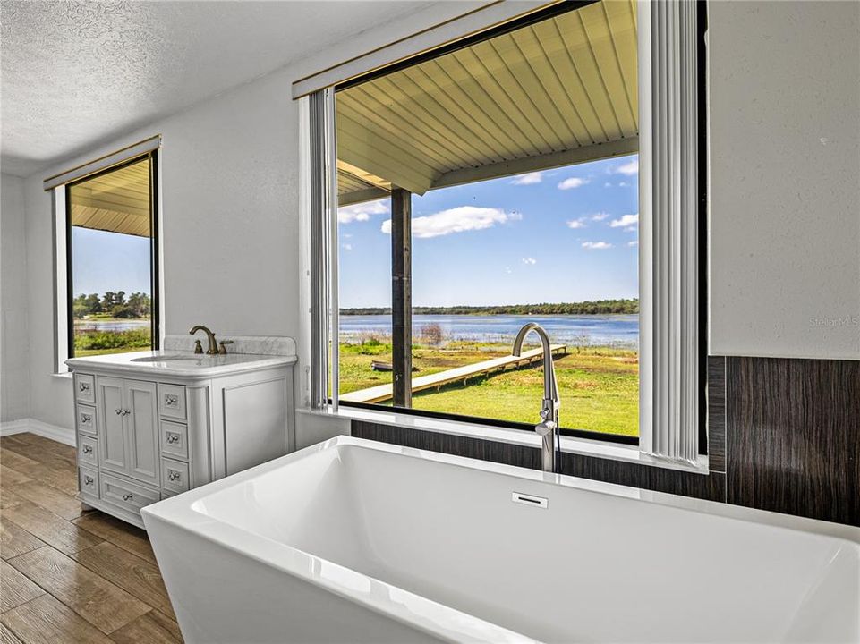 For Sale: $549,900 (3 beds, 3 baths, 2398 Square Feet)