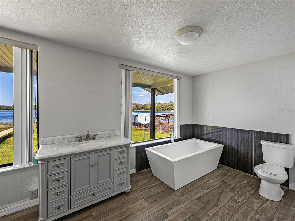 For Sale: $549,900 (3 beds, 3 baths, 2398 Square Feet)