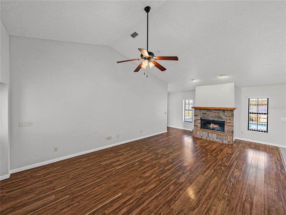 For Sale: $549,900 (3 beds, 3 baths, 2398 Square Feet)