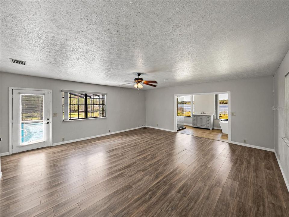 For Sale: $549,900 (3 beds, 3 baths, 2398 Square Feet)