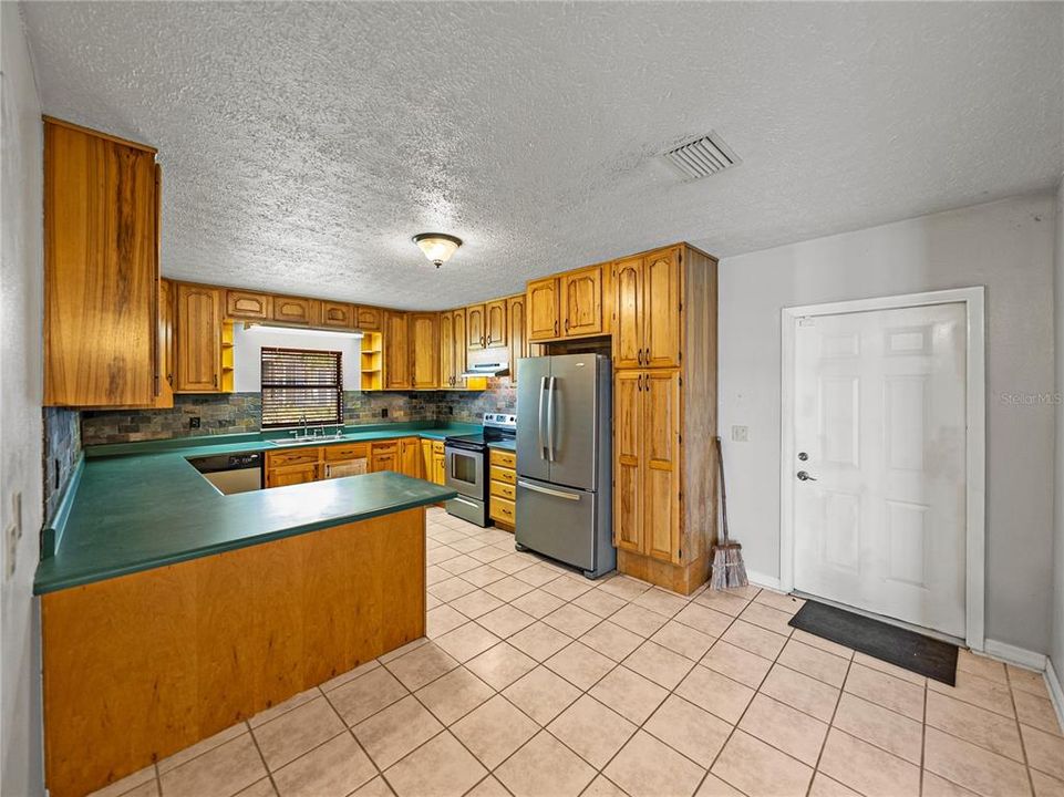 For Sale: $549,900 (3 beds, 3 baths, 2398 Square Feet)