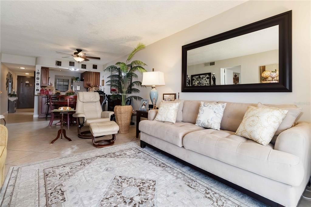 En Venta: $472,000 (2 camas, 2 baños, 1101 Pies cuadrados)