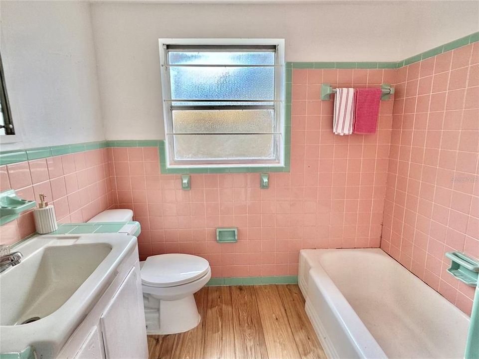 For Sale: $235,000 (2 beds, 1 baths, 1072 Square Feet)