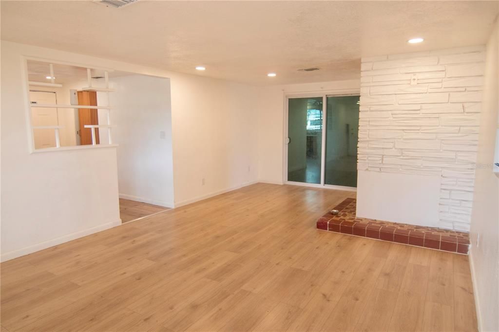For Sale: $235,000 (2 beds, 1 baths, 1072 Square Feet)