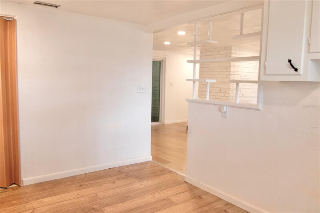 For Sale: $235,000 (2 beds, 1 baths, 1072 Square Feet)