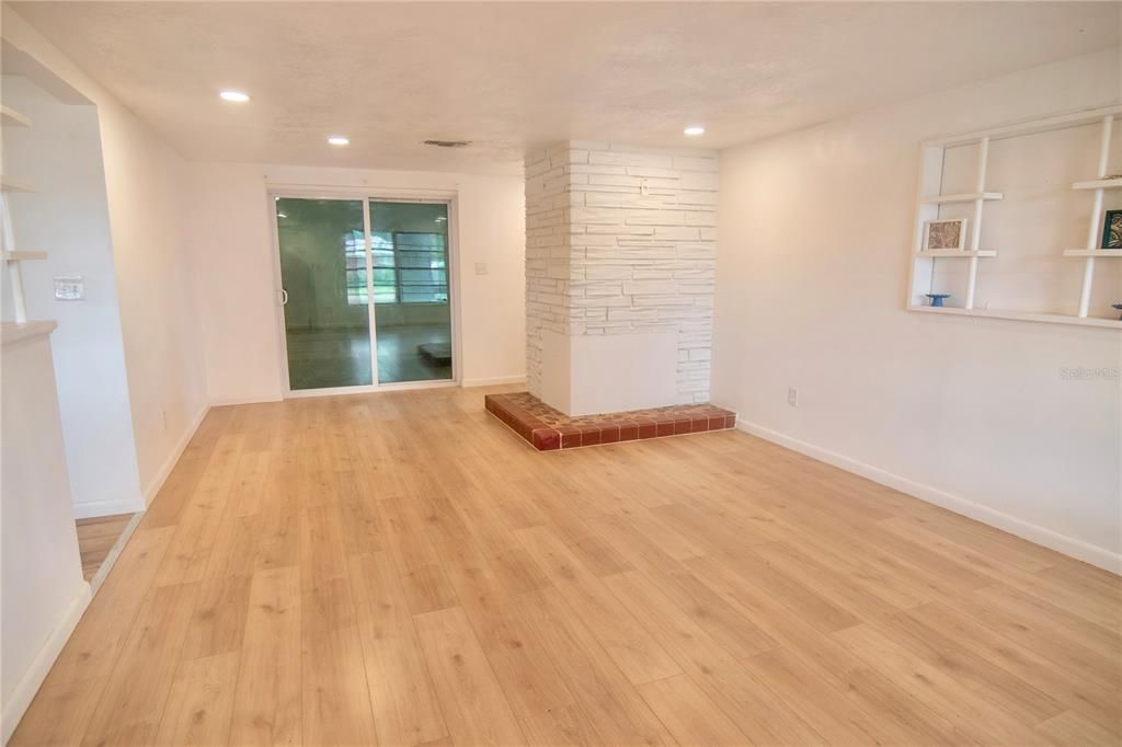 For Sale: $235,000 (2 beds, 1 baths, 1072 Square Feet)