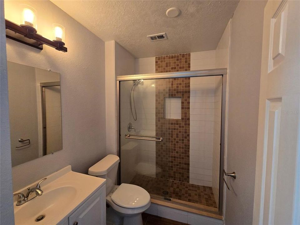 合同活跃: $305,000 (3 贝兹, 2 浴室, 1184 平方英尺)