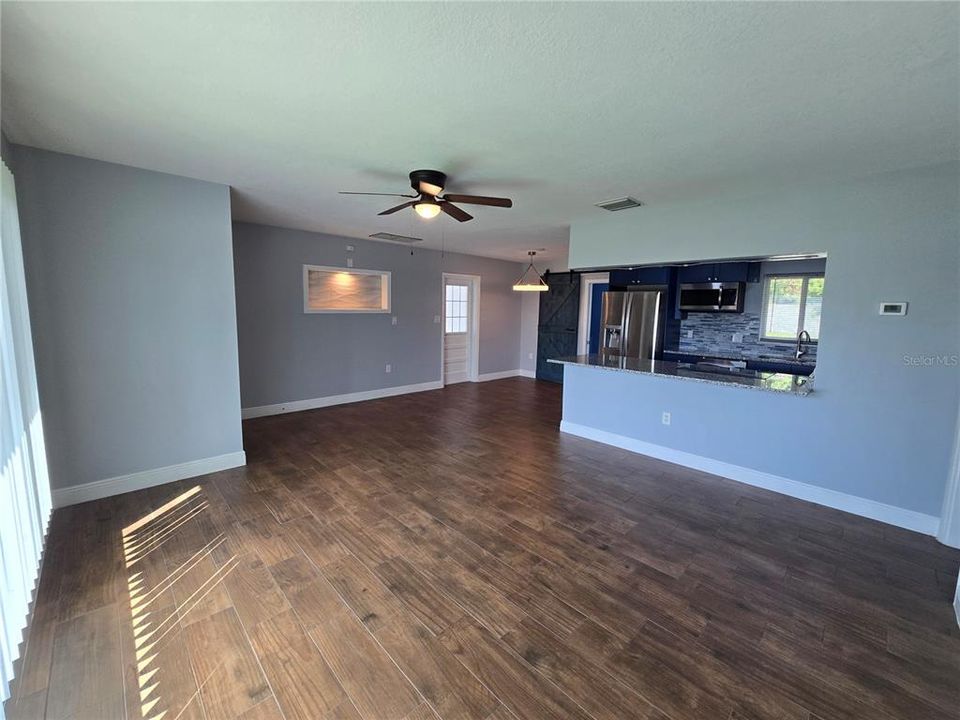 合同活跃: $305,000 (3 贝兹, 2 浴室, 1184 平方英尺)