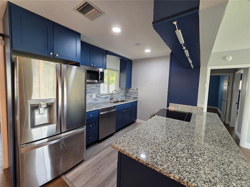 合同活跃: $305,000 (3 贝兹, 2 浴室, 1184 平方英尺)