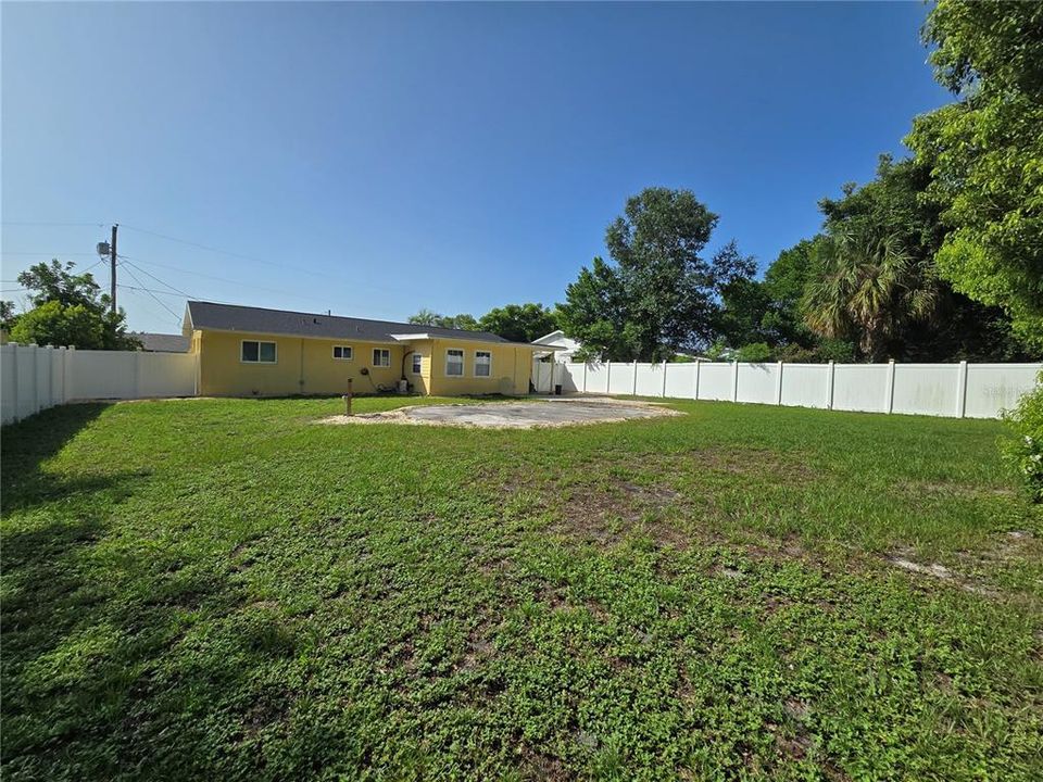 合同活跃: $305,000 (3 贝兹, 2 浴室, 1184 平方英尺)