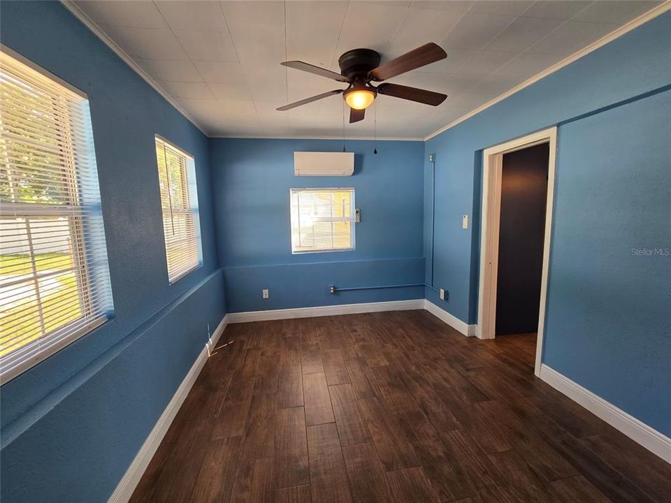 合同活跃: $305,000 (3 贝兹, 2 浴室, 1184 平方英尺)