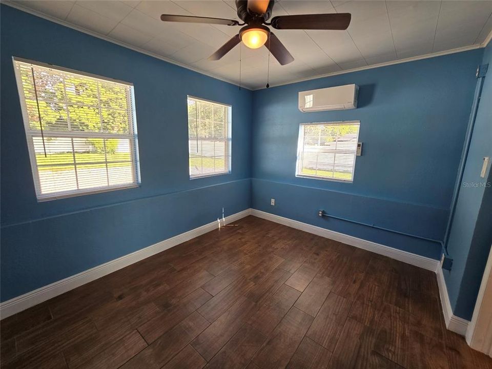 合同活跃: $305,000 (3 贝兹, 2 浴室, 1184 平方英尺)