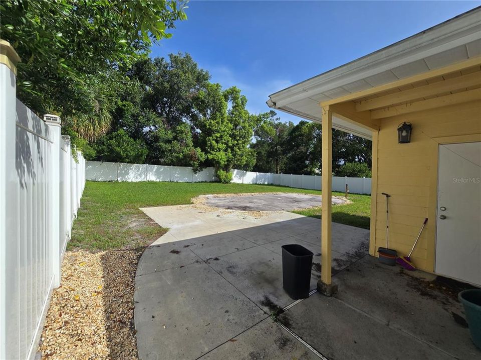 合同活跃: $305,000 (3 贝兹, 2 浴室, 1184 平方英尺)