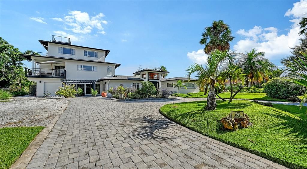 For Sale: $1,785,000 (4 beds, 5 baths, 3364 Square Feet)