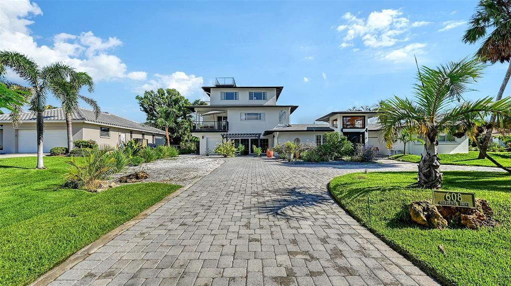 For Sale: $1,785,000 (4 beds, 5 baths, 3364 Square Feet)