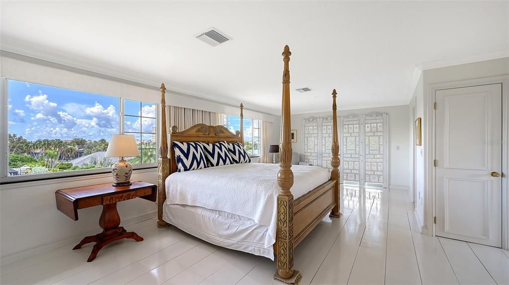 For Sale: $1,785,000 (4 beds, 5 baths, 3364 Square Feet)