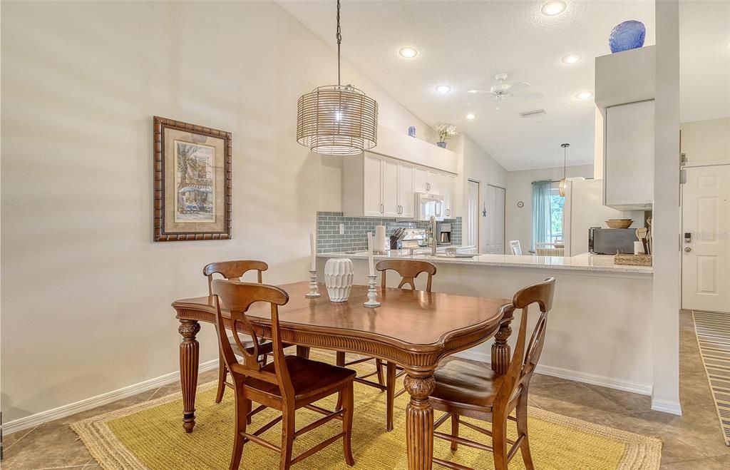 待售: $359,000 (2 贝兹, 2 浴室, 1333 平方英尺)