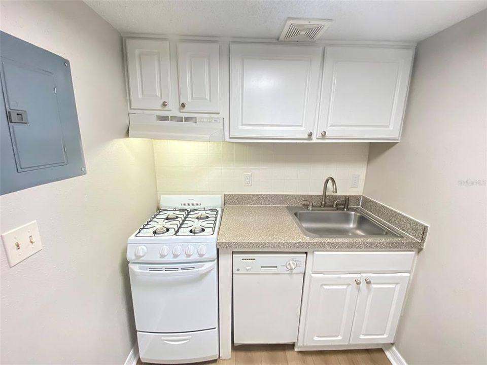 Active With Contract: $995 (1 beds, 1 baths, 496 Square Feet)