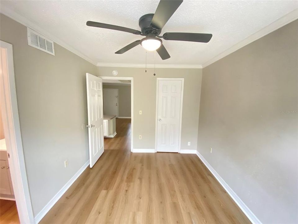 Active With Contract: $995 (1 beds, 1 baths, 496 Square Feet)