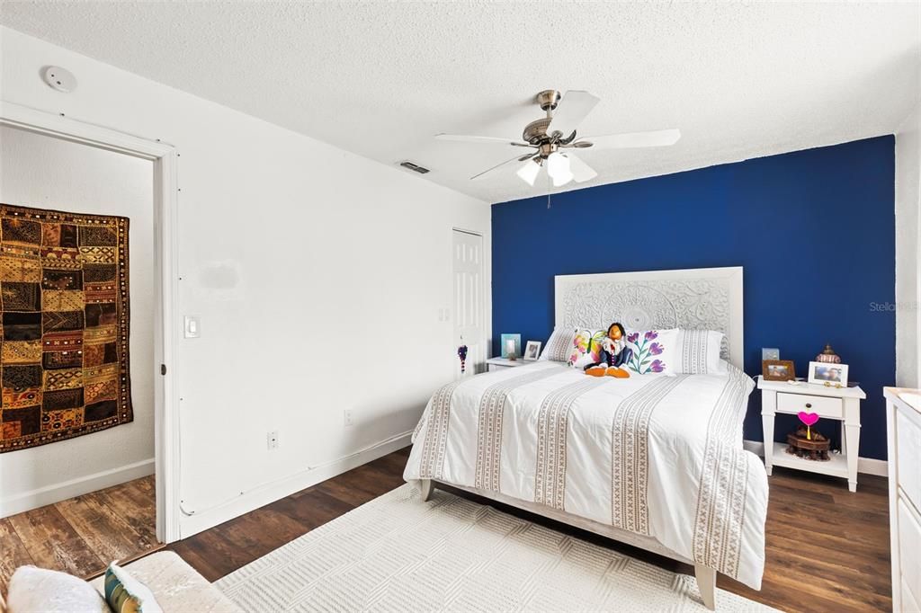 For Sale: $124,900 (1 beds, 1 baths, 726 Square Feet)