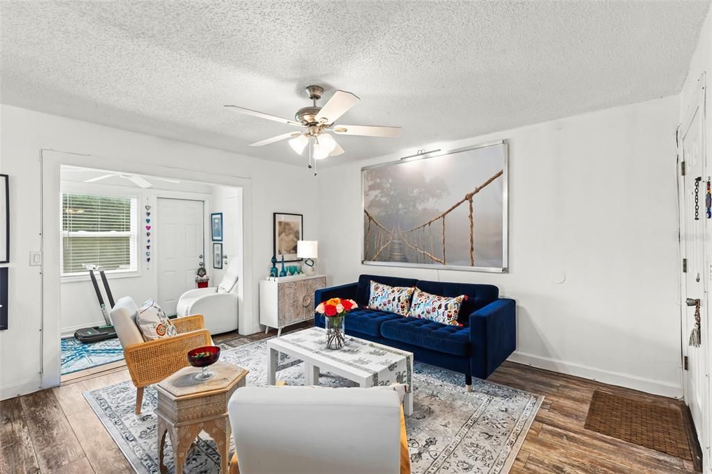 For Sale: $124,900 (1 beds, 1 baths, 726 Square Feet)