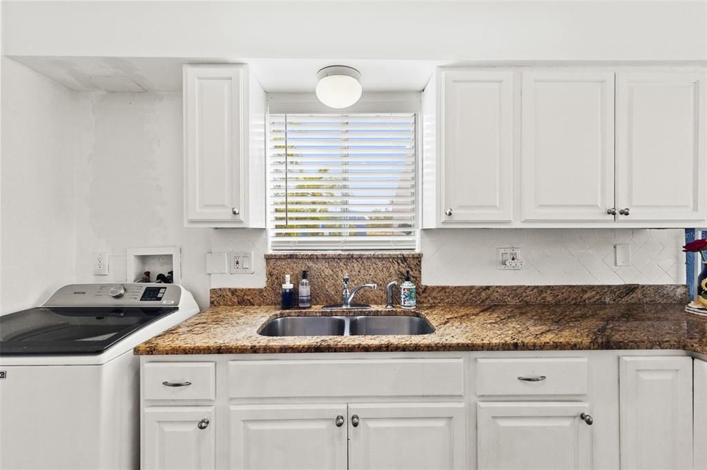 For Sale: $124,900 (1 beds, 1 baths, 726 Square Feet)