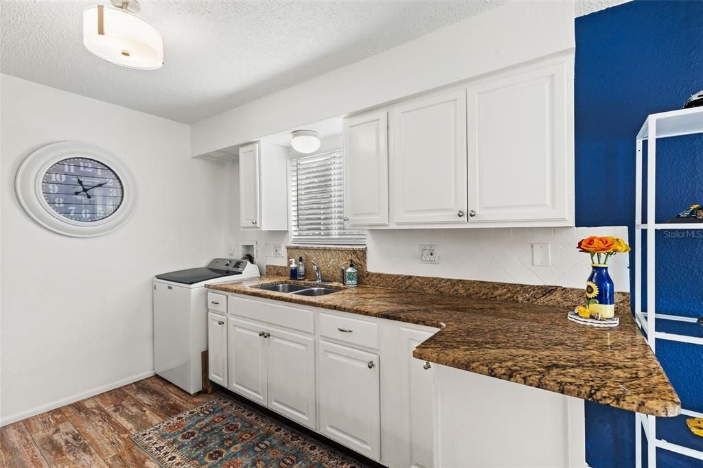 For Sale: $124,900 (1 beds, 1 baths, 726 Square Feet)