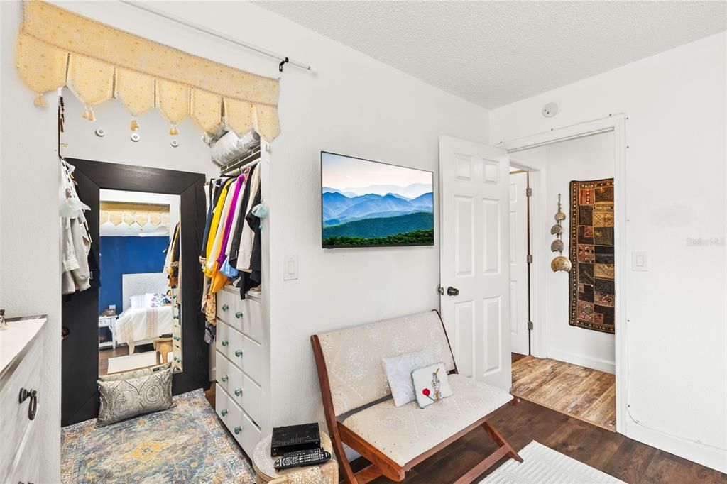 For Sale: $124,900 (1 beds, 1 baths, 726 Square Feet)