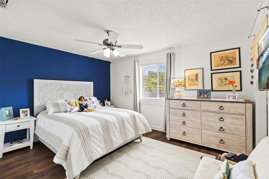 For Sale: $124,900 (1 beds, 1 baths, 726 Square Feet)