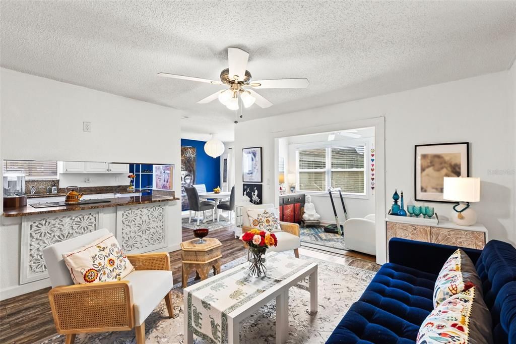 For Sale: $124,900 (1 beds, 1 baths, 726 Square Feet)