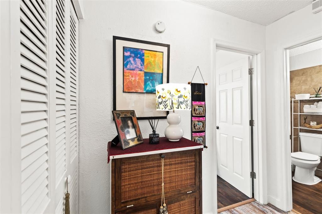 For Sale: $124,900 (1 beds, 1 baths, 726 Square Feet)