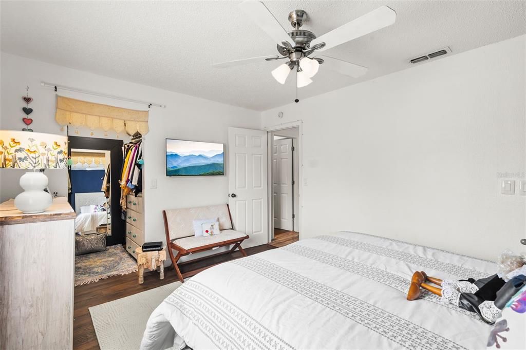 For Sale: $124,900 (1 beds, 1 baths, 726 Square Feet)