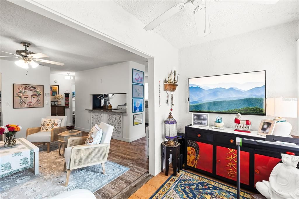 For Sale: $124,900 (1 beds, 1 baths, 726 Square Feet)