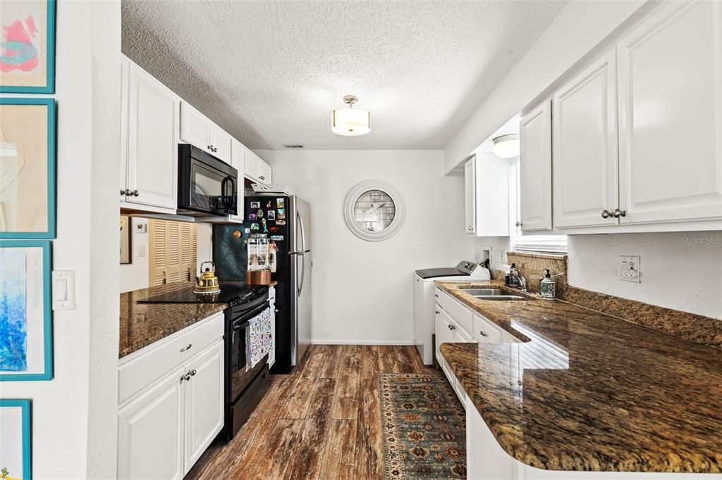 For Sale: $124,900 (1 beds, 1 baths, 726 Square Feet)