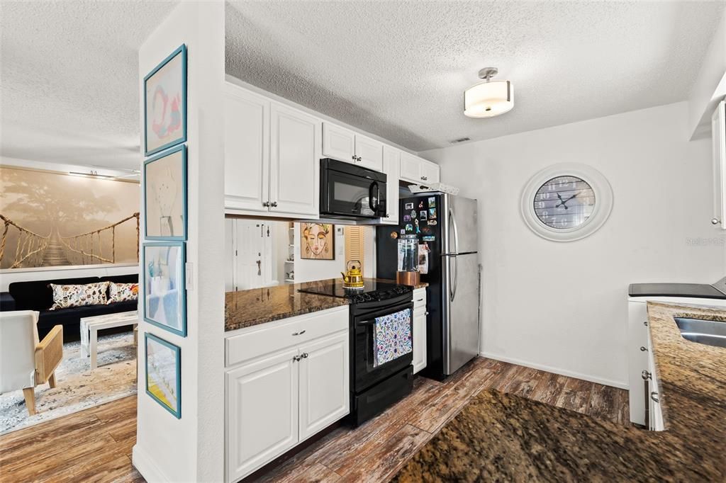 For Sale: $124,900 (1 beds, 1 baths, 726 Square Feet)