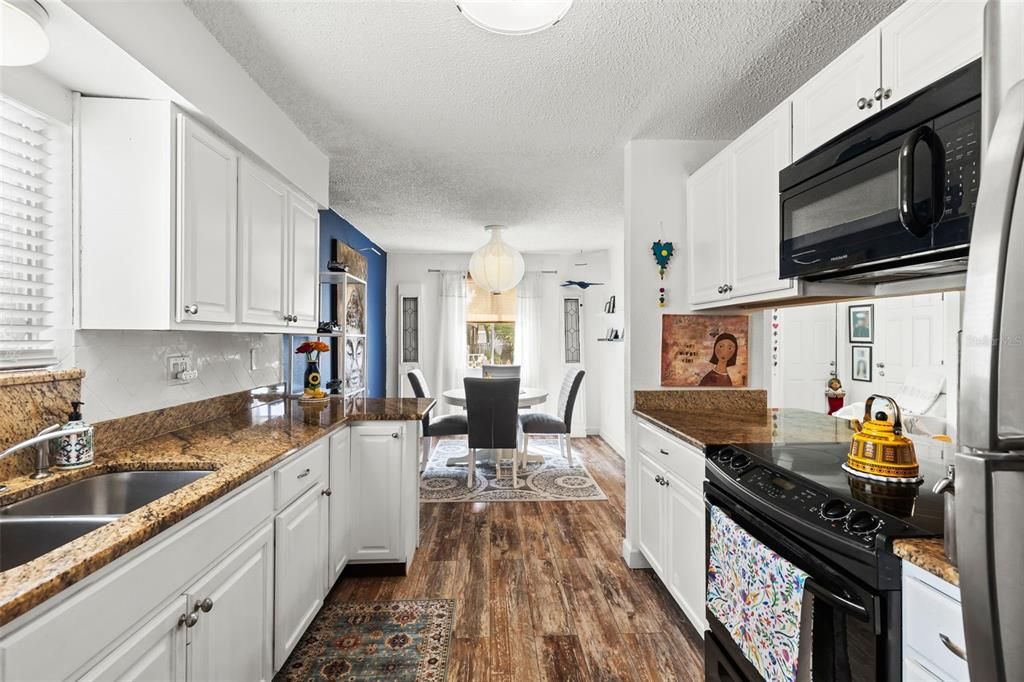 For Sale: $124,900 (1 beds, 1 baths, 726 Square Feet)