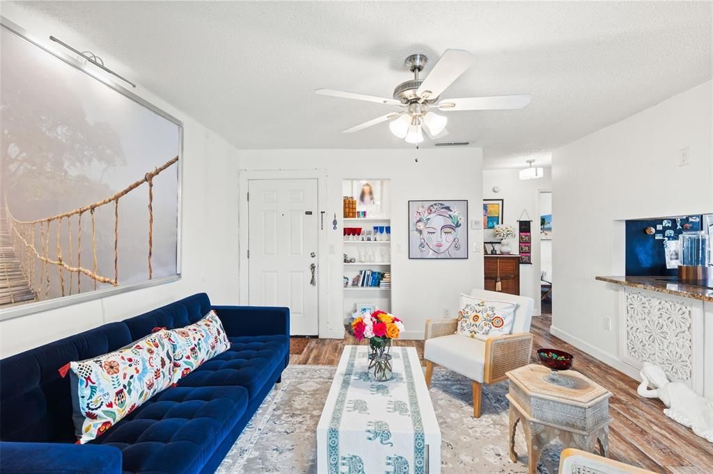 For Sale: $124,900 (1 beds, 1 baths, 726 Square Feet)