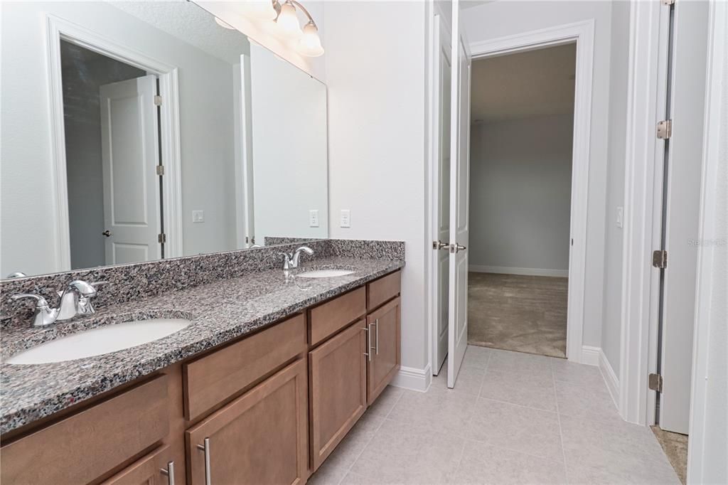 合同活跃: $4,300 (5 贝兹, 4 浴室, 3811 平方英尺)