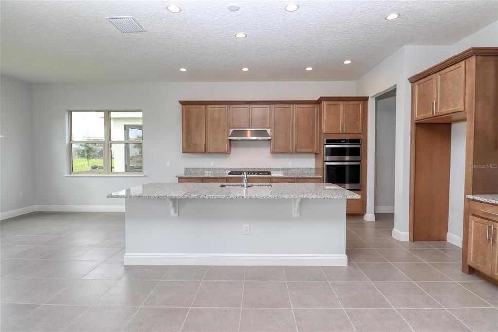 合同活跃: $4,300 (5 贝兹, 4 浴室, 3811 平方英尺)