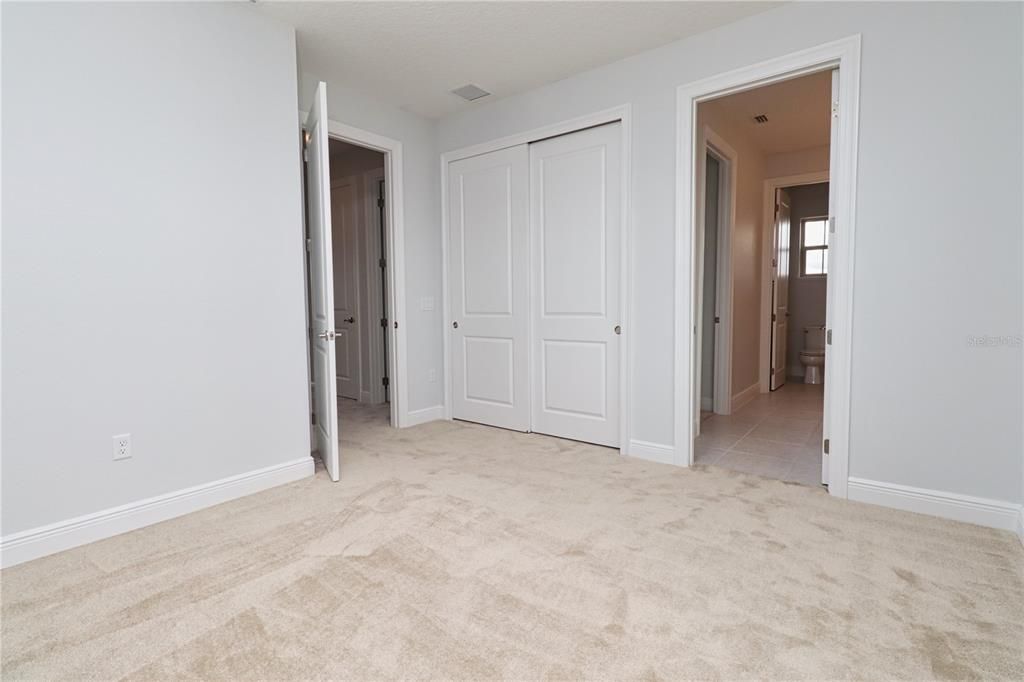 合同活跃: $4,300 (5 贝兹, 4 浴室, 3811 平方英尺)