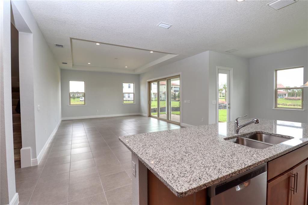 合同活跃: $4,300 (5 贝兹, 4 浴室, 3811 平方英尺)