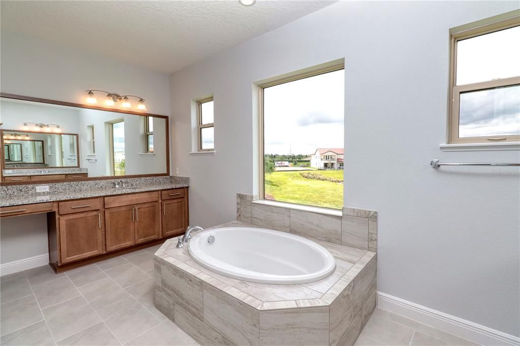 合同活跃: $4,300 (5 贝兹, 4 浴室, 3811 平方英尺)