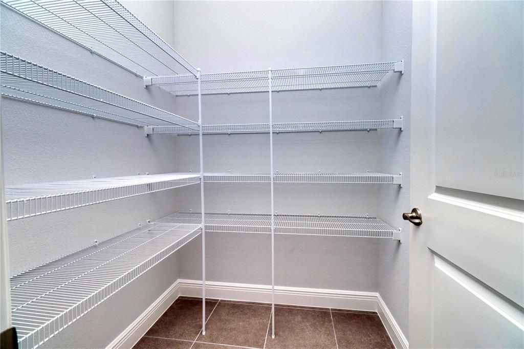 合同活跃: $4,300 (5 贝兹, 4 浴室, 3811 平方英尺)