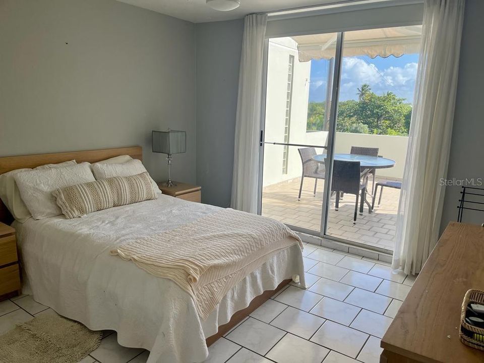 For Sale: $800,000 (3 beds, 2 baths, 2200 Square Feet)