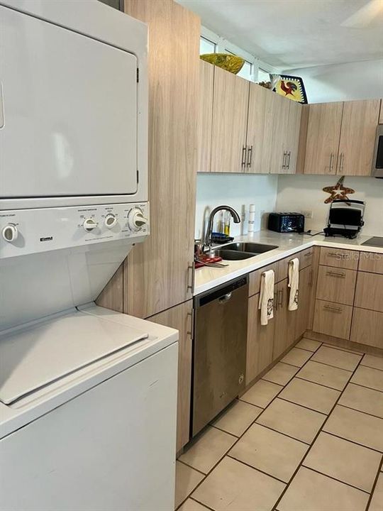 For Sale: $800,000 (3 beds, 2 baths, 2200 Square Feet)