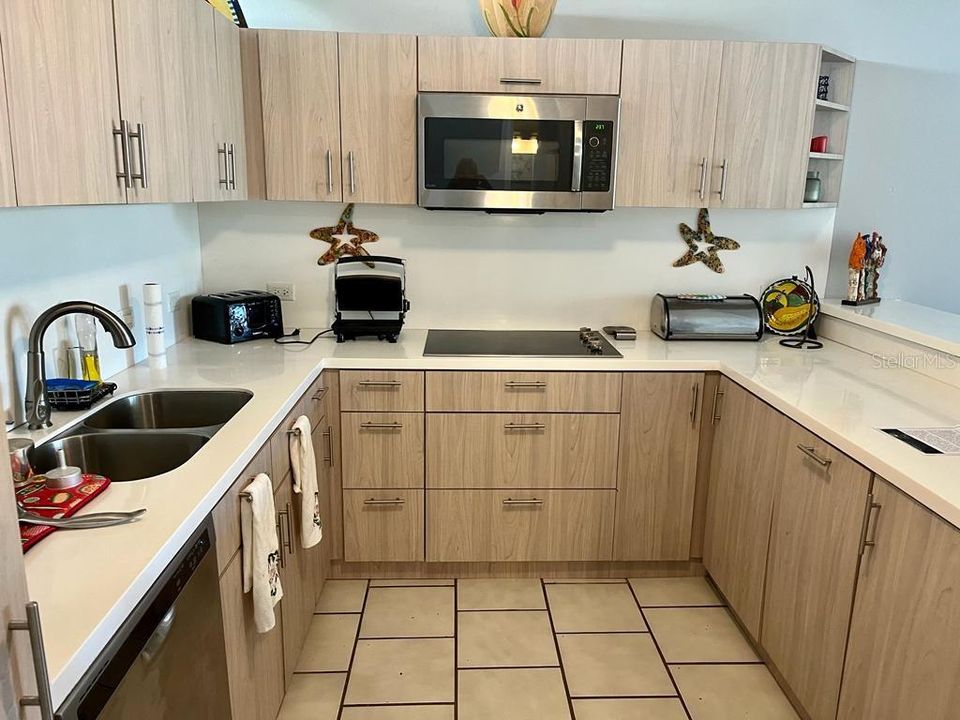 For Sale: $800,000 (3 beds, 2 baths, 2200 Square Feet)