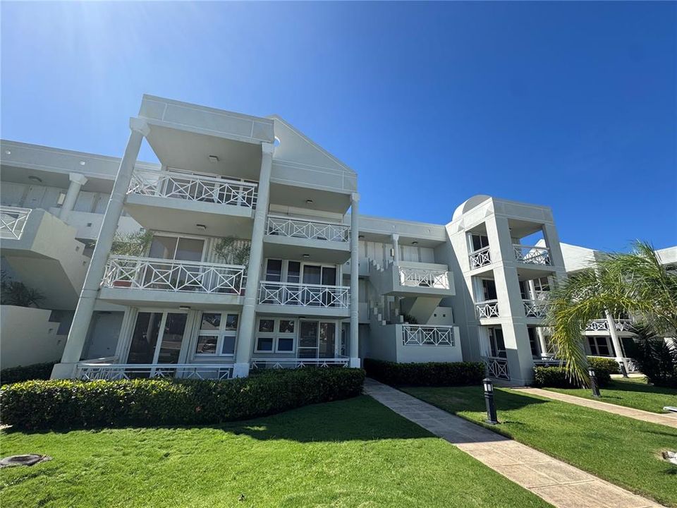 For Sale: $800,000 (3 beds, 2 baths, 2200 Square Feet)