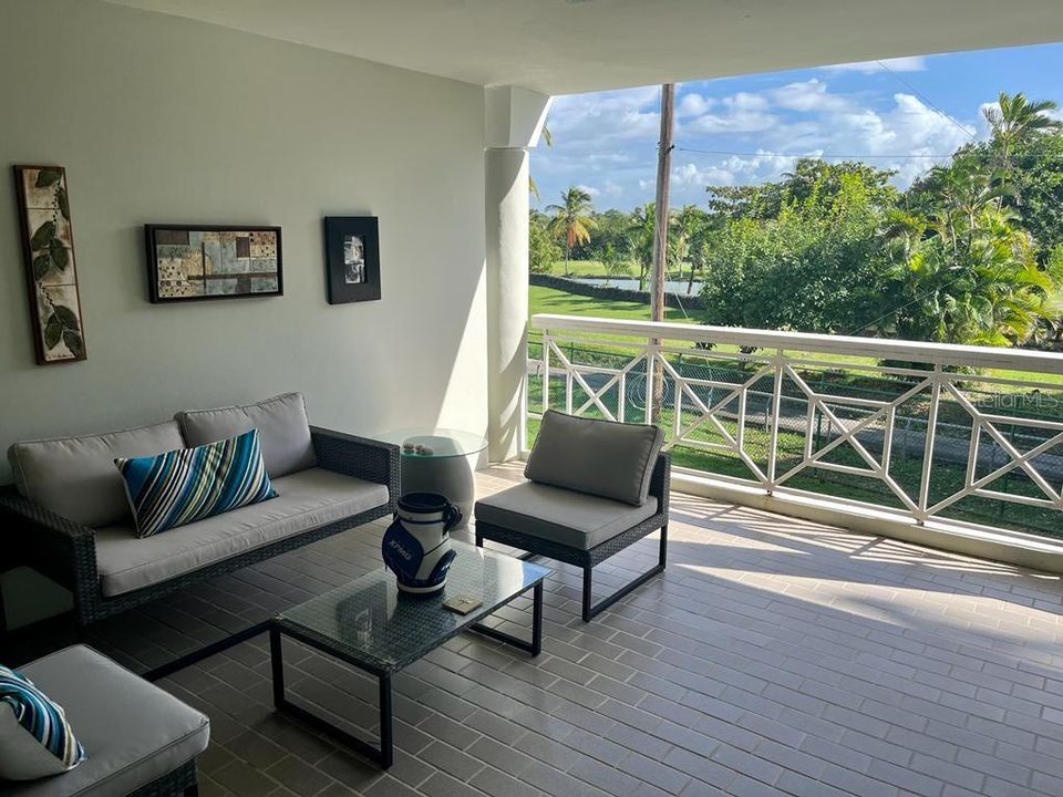 For Sale: $800,000 (3 beds, 2 baths, 2200 Square Feet)