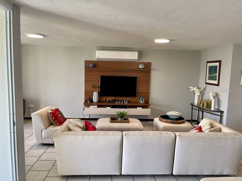 For Sale: $800,000 (3 beds, 2 baths, 2200 Square Feet)